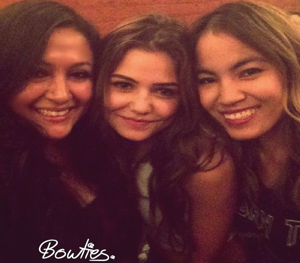 ¤se desprinde din sărut; face să apară o vază şi pune trandafirii în ea¤