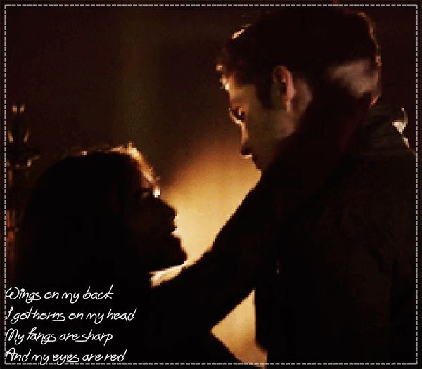 ¤se lipeşte de el şi îl muşcă de buza inferioară jucându-se cu mâinile prin pleata lui¤