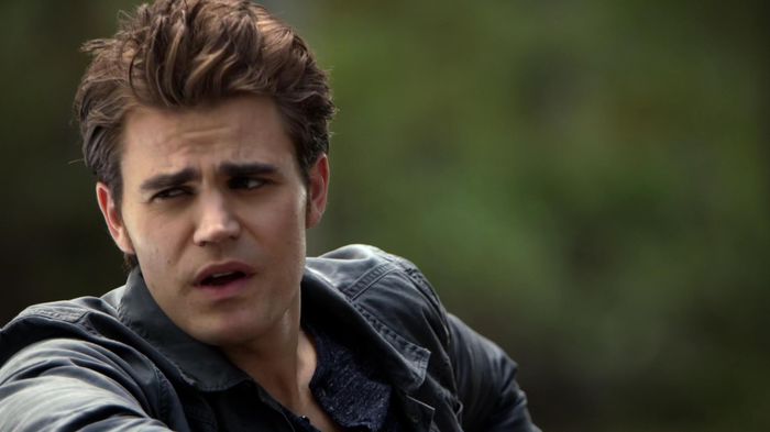 *o saruta si urca pe scari,o da putin cu capu de toc dar nu conteaza,merge la el in camera*