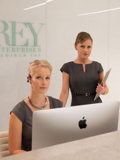 fifty-shades-of-grey-grey-enterprises-450x600 - Fifty Shades of Grey - 50 de umbre ale lui Grey