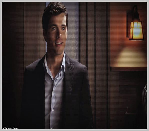 - [iese din lift si intra la ea in apartament]