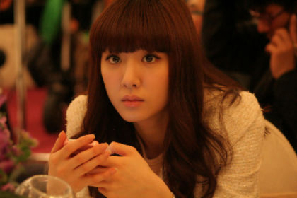 Iar eu sunt menajera(servitoare)