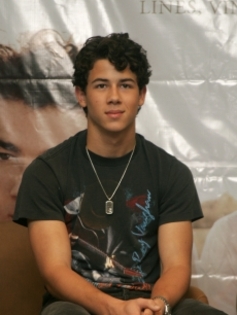 105805_nick-jonas-speaks-during-a-press-conference-with-his-brothers-in-panama-october-28-2009 - Nick Jonas