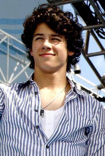 ZUEDPDQFEPRJFMWHCWG (119) - Nick Jonas