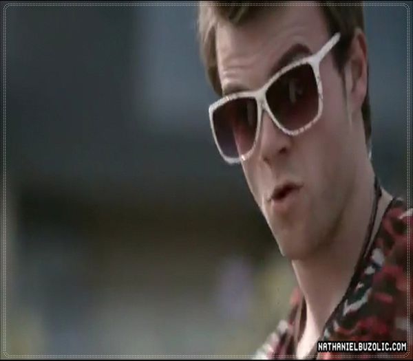 ;; *IP* Usor ca-ti tocesti coltii..*il bate pe umar prieteneste*#Fane Vad ca ai devenit lenes #Tyler