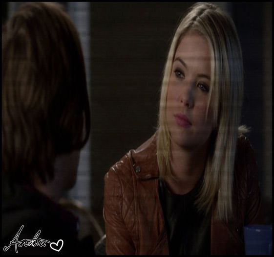 △▼ ❥ : * intră în clădire lăsându-și poșeta pe canapea, apoi se uită prin jur * - Epii 25 _ Replay