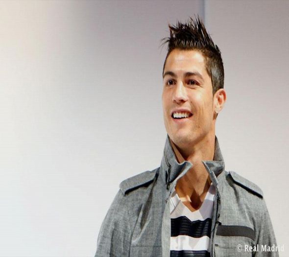 ;; Ooooo:> Hey, Andru.. Ce faci? *o spune continuand sa se uite la meci*=)) - Epii 25 _ Replay