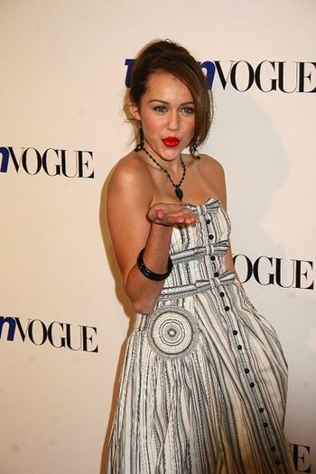 miley_cyrus_092407_02.preview - Miley Cyrus in rochie