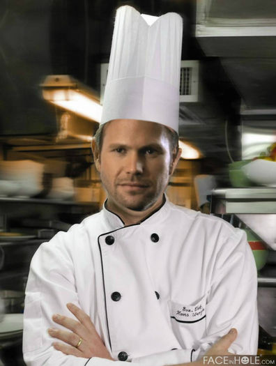 .•*´♥`*•. *era in bucatarie la masa si toca niste ardei* Figaro sus, figaro jos cl; Doru gateste si toaca frumos =)))
