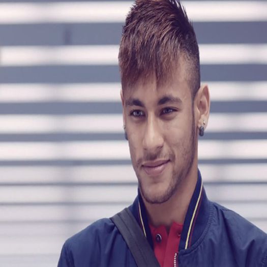 ɳҽყɱαɾ | *intra jucandu-se fotbal si se uita la ea* De ce razi? Te-ai drogat?