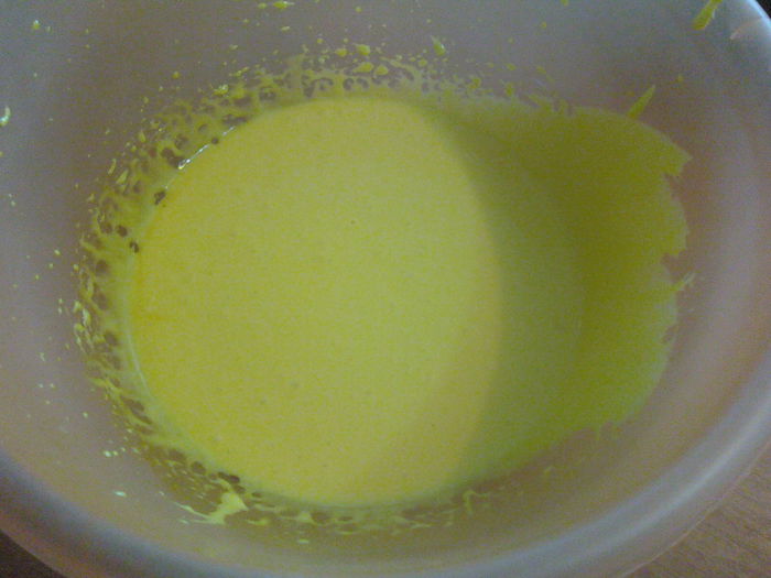 Aperitiv cu spanac și mazăre - 1; Ingrediente: 6 oua, 6 linguri ulei,6 linguri faina, 6 linguri spanac, 3 linguri smantana,1praf copt,1,2 lingurita sare.Galbenusurile se freaca cu 6 linguri ulei.
