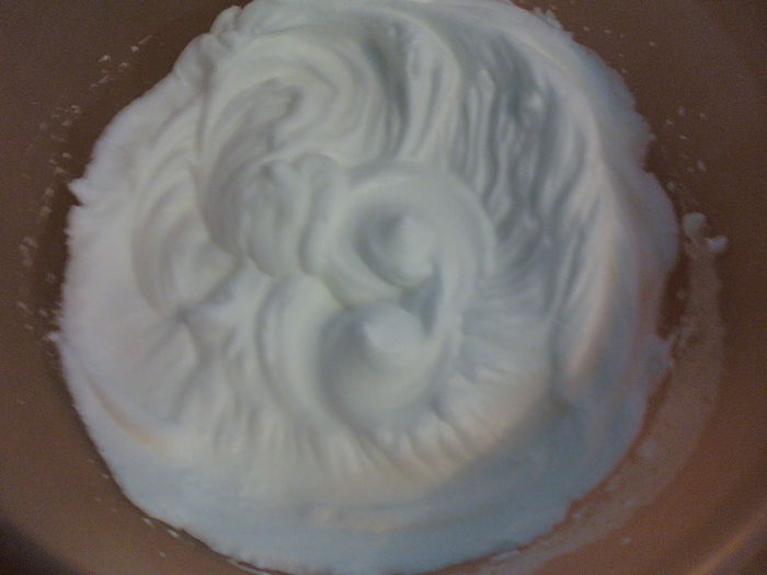 Aperitiv cu spanac și mazăre - 5; separat se bat albușurile spuma tare și se adaugă treptat la restul compozitiei
