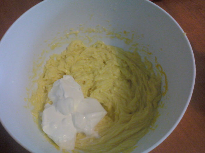 Aperitiv cu spanac și mazăre - 8; Pentru umplutura se prepara o maioneza și se adaugă apoi smântâna (3 liunguri)
