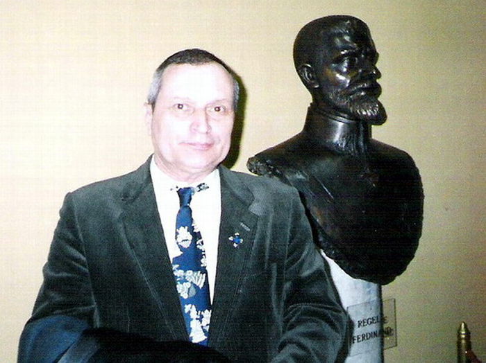 La dezvelirea bustului Regelui Ferdinand; și al Reginei Maria. Universitatea Cluj, 25 martie 2005
