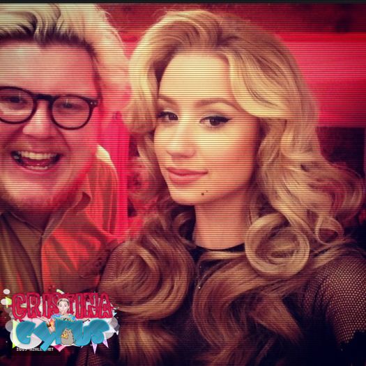 ➹`Петрова пожар.ϟ; *scoate telefonul din buzunar și citește, fuge pe scări sus*