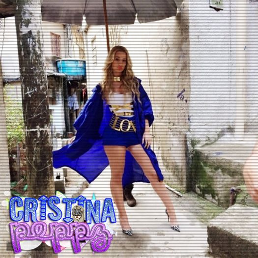 ➹`Петрова пожар.ϟ; *coboară și se uită în jur, oftează și merge la frigider CL; ia câteva pungi cu gheața și merge înapoi în apartamentul lui Tyler*
