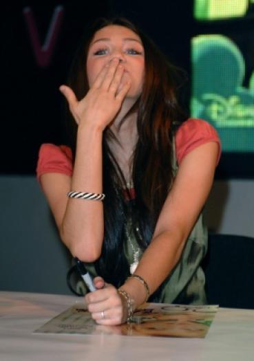 BXKNKSARRSZTGHWDHQC - Poze cu Miley