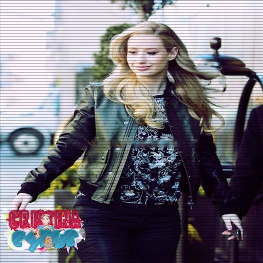 ➹`Петрова пожар.ϟ; *se uită la el* Cred că am un atac de cord. Eu gură, ea cap.