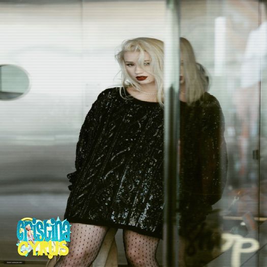 ➹`Петрова пожар.ϟ; Per;verși. *se pune pe un scaun*