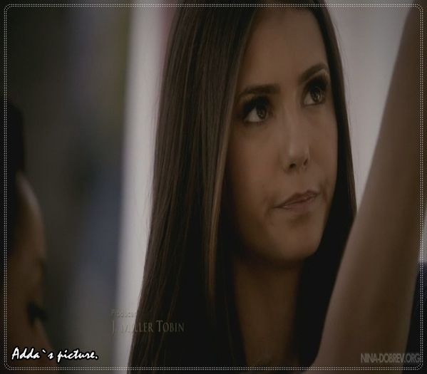 》*se aseaza pe canapea*