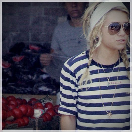 █ ▄→ -back- -vede că e singură- a făcut fata buba la cap? :)))))