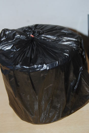 Macerat de Aloe miere vin puse in sac negru si trebuie pastrat la frigider