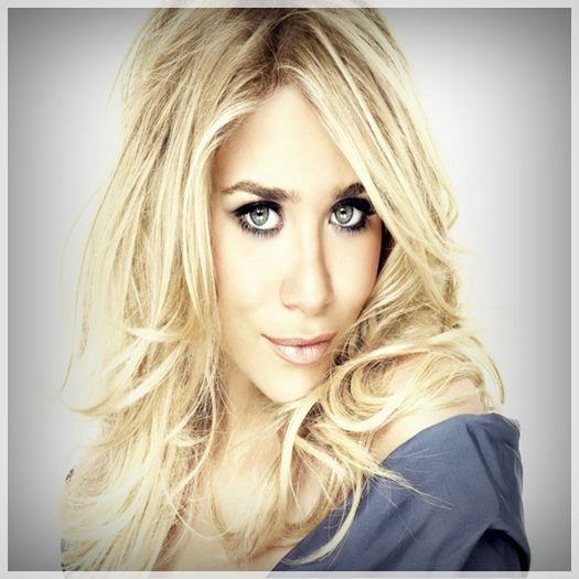 █ ▄→ -se uită la ea de mai departe şi o apalaudă ironic-