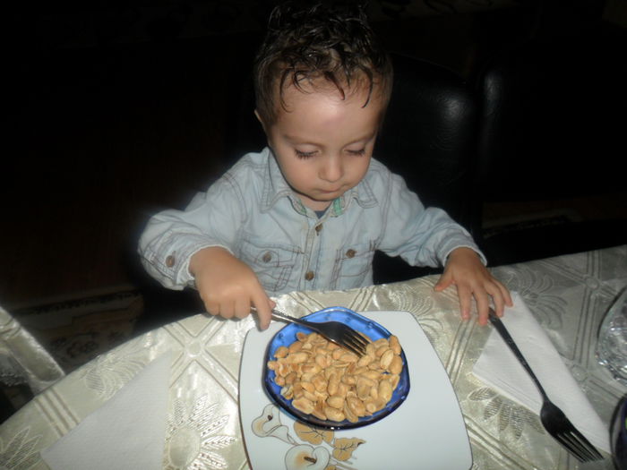 mincam alune cu furculita - un bebe mic -2013