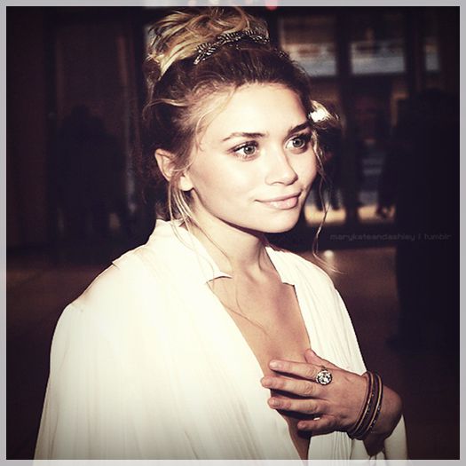 █ ▄→ poate puţin şi de aia dar în principal pentru că eşti plină de tine, nu eşti loseriţă :))))