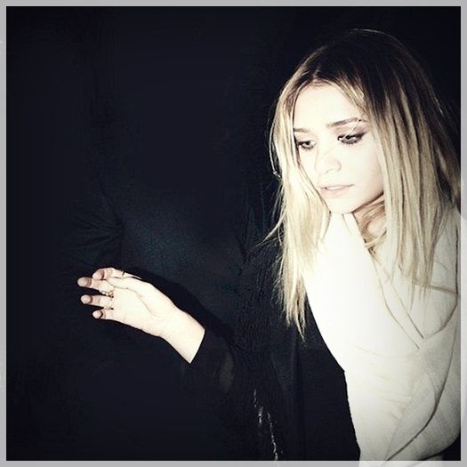 █ ▄→ eu îi cunosc. bine, doar pe cîţiva dar taci şi vino -cl-; -îi toarnă pe gît nişte băutură şi se urcă cu ea pe bar- -dansează pe lângă ea- :))))
