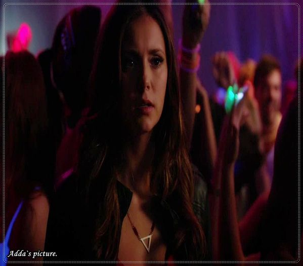 》Pleaca fato de aici..ca ma sperii *se da jos de pe bar* O_O