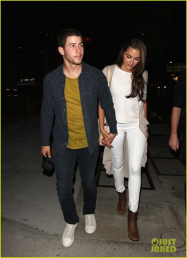 nick-jonas-olivia-culpo-step-out-dinner-hottest-selfie-ever-04