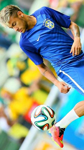 *joaca fotbal prin sufragerie si sparge cateva pahare de pe masuta*