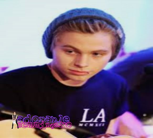 - 02 || S-a nascut pe 16 Iulie 1996. Parintii lui sunt Lizz si Andrew Hemmings.; si are 2 frati; Ben si Jack.
