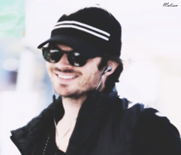 - Si crezi ca nu mai tu poti lasa semn?:)) *imi lipesc buzele de gatul tau si la inceput las sarutar; scurte si tandre apoi prind usor cu dintii si s;g pana se face semn negru =))
