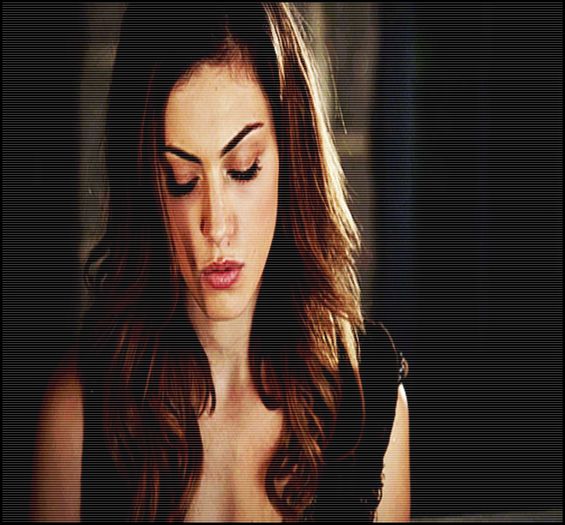 ↘. [coboară şi se aşează pe canapea]