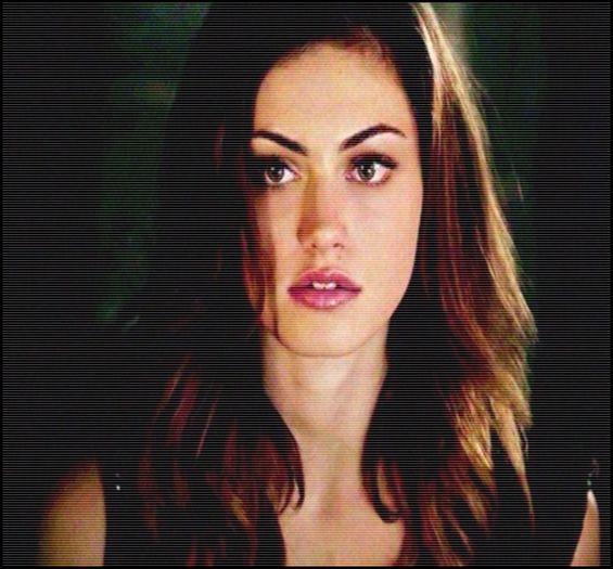 ↘. [îşi ia un măr din bucătărie şi pleacă sus]