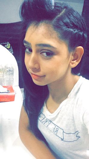 CAwh89dUUAENi8l - Niti Taylor