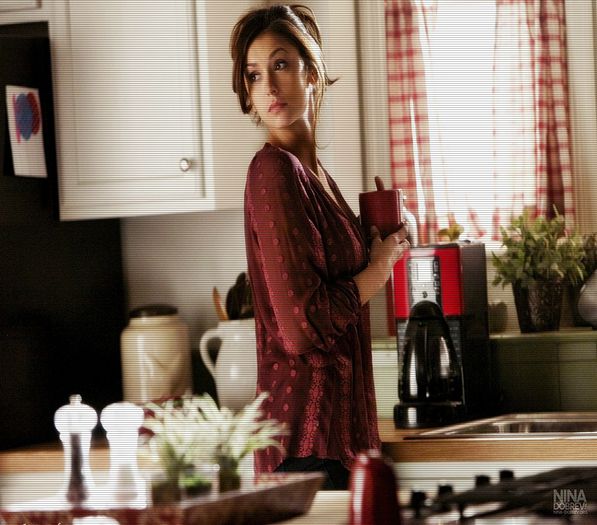 - [vine de la bucatarie cu o cana in mana]