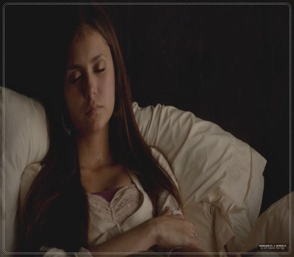 》 *se intoarce dupa cateva ore; se tranteste pe canapea si inchide ochii*