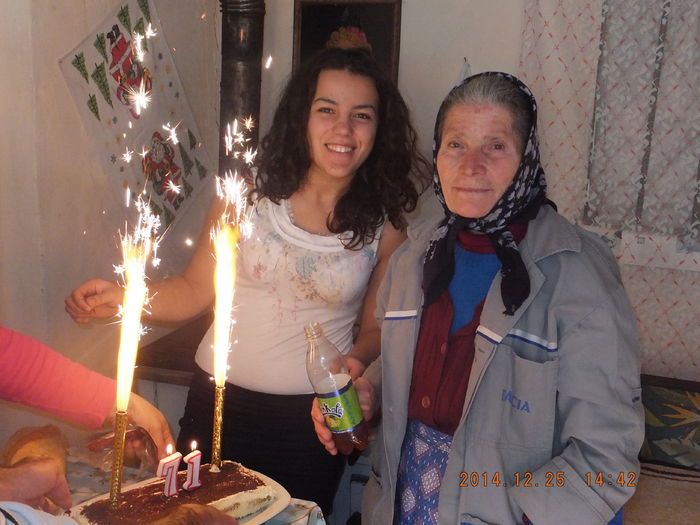 DSCF5033; O amintire care va fi mult mai pretioasa peste ani buni. O fotografie cu "matcuta" . Multi ani sanatosi sa ne traiesti, mamaie!
