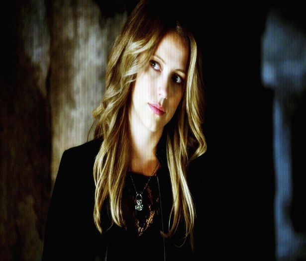 ♚ .nɘɘυp ♔ . [#intră în casă bând dintr-o sticlă și se trântește pe canapea .