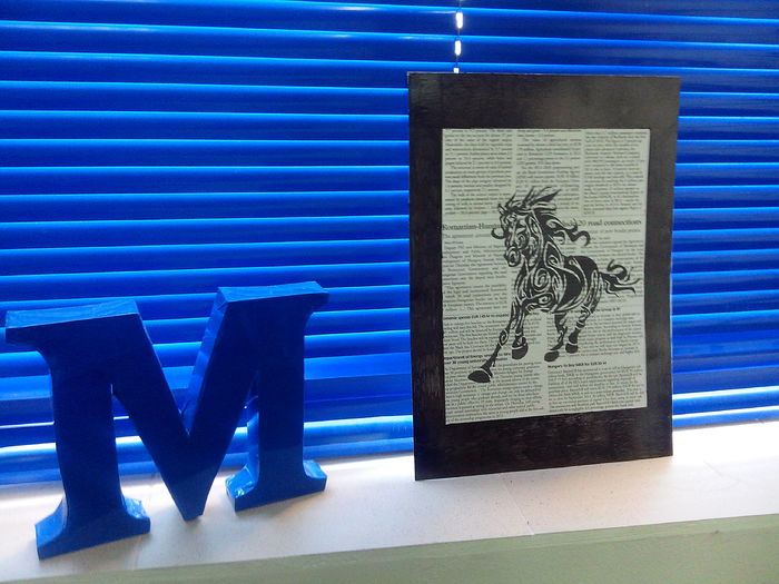 obiecte decor; litera 3D din carton si tablou din hartie de ziar
