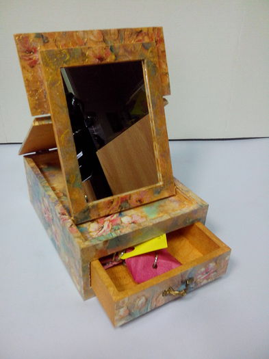 DIY-caseta; caseta din lemn decorata prin tehnica servetelului
