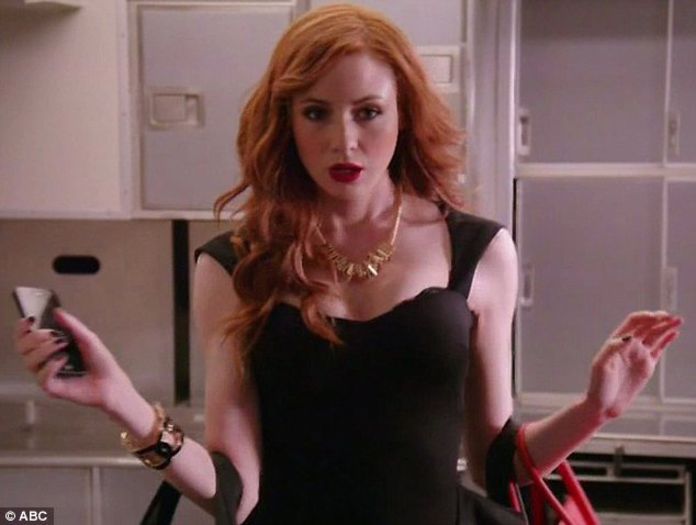 *se impiedica si isi rupe un toc fiind in fata casei*