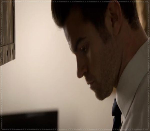 ;; *la el in camera=)))intra si se uita la el din prag; se apropie incet* =))))