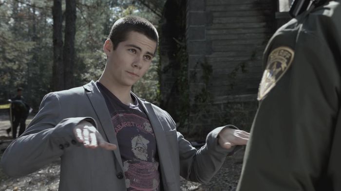 *intra dand din maini pe ritm*