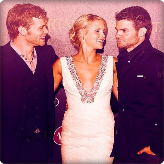 ☼ - <intră dansând> v.a fost dor de mine??? numi vine să cred că a trecut un an!