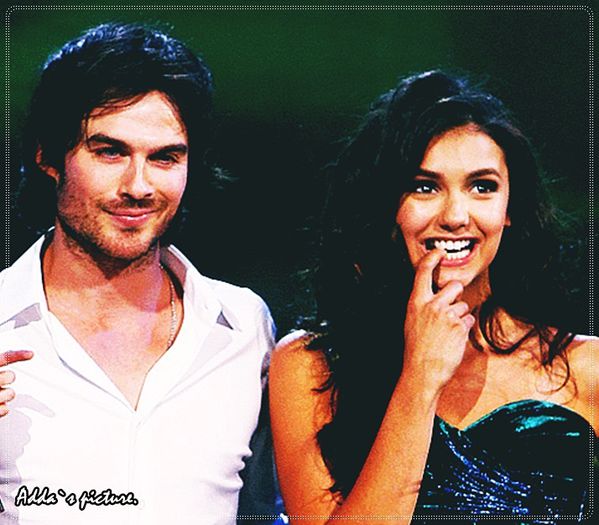 》 clk *o bufneste rasul in ultimul hal cand il vede pe Klaus rasturnat=))))))))))))))))))))))))))))); E de jale maneaua aia ;( Dar merge;3  *isi lasa capul pe umarul lui* #Damon.
