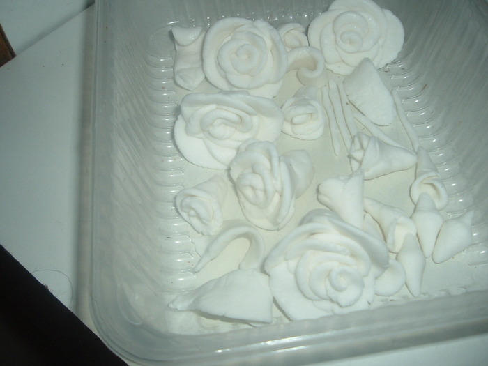 DSCF1741; trandafiri din pasta de zahar praf
